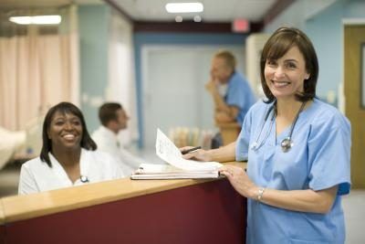 Le salaire moyen national des infirmières aux États-Unis est 66 530 $.