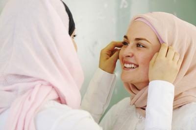 Femme musulmane aider un autre musulman ajuster hijab