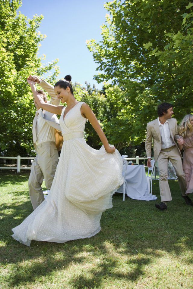 Mariée et de la danse marié extérieur.