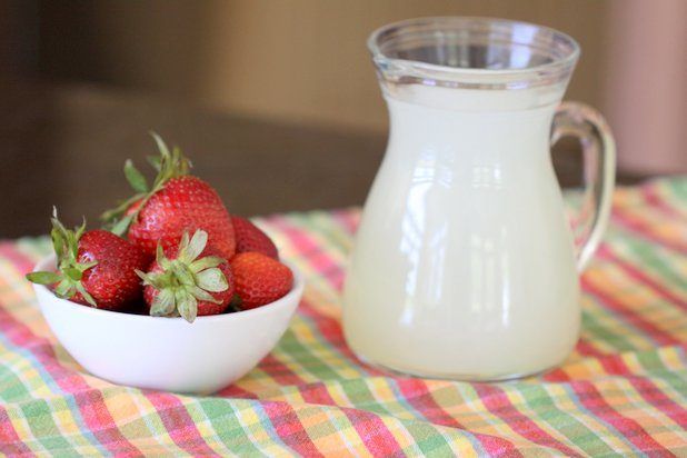 Seuls deux ingrédients nécessaires: fraises et de la limonade