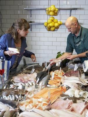 Votre marché aux poissons local peut vous aider à choisir le meilleur poisson.