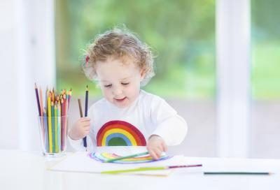 Jeune enfant jouant avec des crayons de couleur