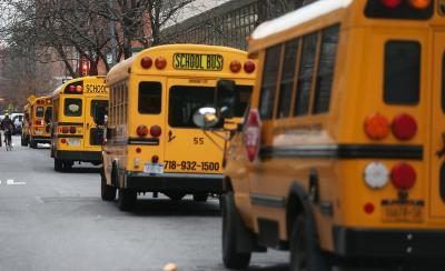 Les autobus scolaires stationnés en face de l'école à Manhattan, NY.
