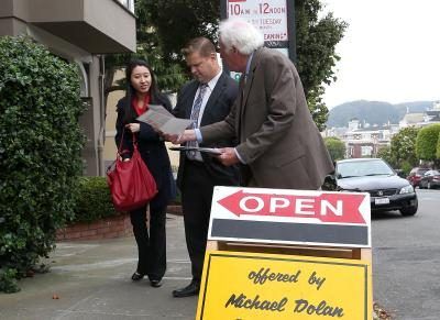 Agent immobilier aidant jeune couple dans San Francisco, CA.