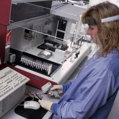 Techniciens de laboratoire biologiques aident les scientifiques biologiques et médicales à la recherche dans les installations biologiques en examinant les substances organiques tels que le sang, les aliments et drogues.