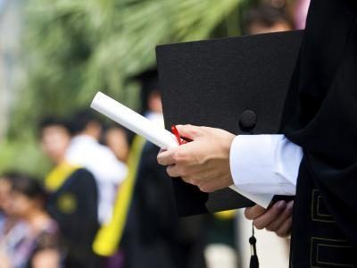 La plupart des employeurs exigent un baccalauréat's degree in finance.