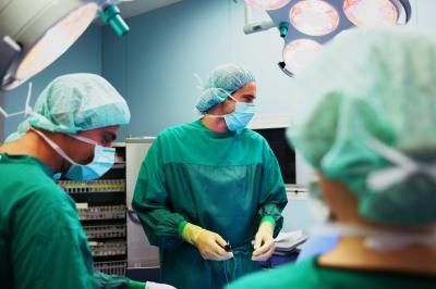 Chirurgiens cardiaques travaillent des heures bien plus de temps plein, mais sont récompensés par des salaires élevés.