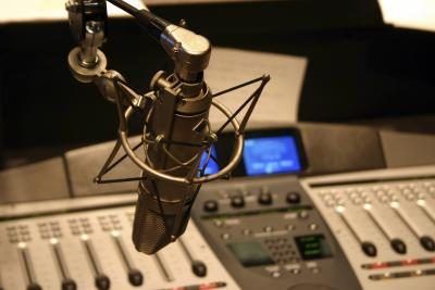 Annonce la production de radio peut être décomposé en deux catégories.