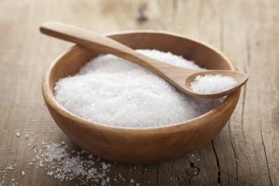 Le sel ordinaire est utilisé dans les systèmes de solution saline.