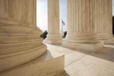 Un gros plan de piliers en face de l'édifice de la Cour suprême des États-Unis.