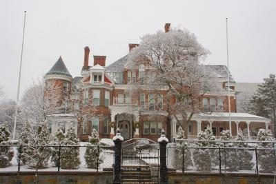 Le résident du gouverneur's mansion in Albany, NY, earns $179,000.