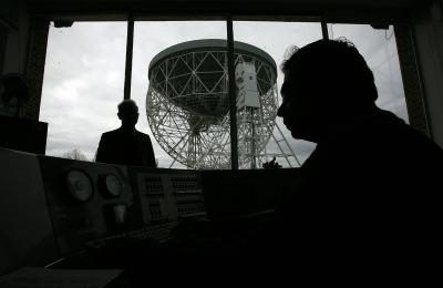 Les astronomes travaillent le panneau de la radio-télescope Lovell Jodrell Bank à Macclesfield, Angleterre commande