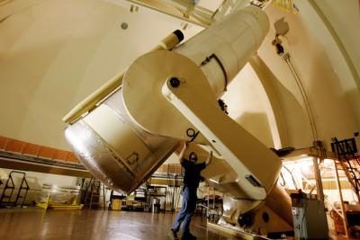 Un Oschin 48 pouces télescope préparée en vue