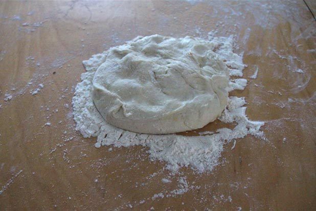 Créer votre propre pâte à pizza avec une recette préférée.