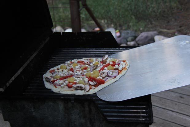 Placer la pizza retour sur le gril.