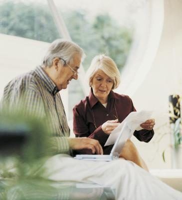 Senior couple regardant factures