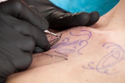Les tatoueurs sont souvent capables et disposés à fournir des tatouages ​​regardantes réalistes de personnes.