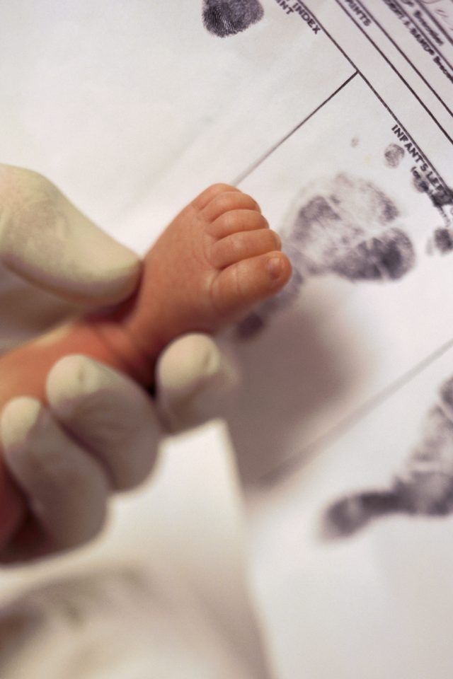 Les parents de nouveau-nés ont souvent un moule ou un timbre créé du bébé's hands or feet.