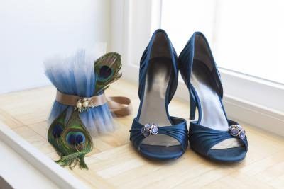 Chaussures de mariage de paon bleu et jarretelles