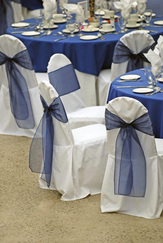 Tables de réception de mariage vêtues de nappes bleu royal.