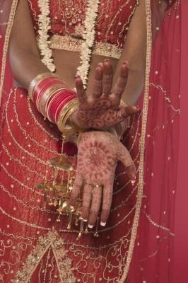 Le henné est toujours appliquée pour la célébration d'anniversaire de mariage.