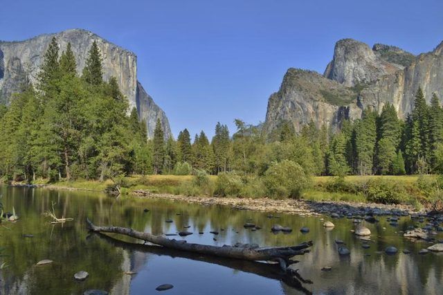 Une vue de El Capitan et Half Dome dans le parc national de Yosemite, Californie.