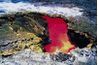 Medicine Lake volcan émet un flux continu de lave à écoulement lent.