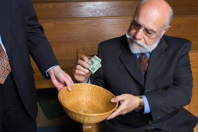 Un homme donne de l'argent à son église.