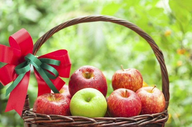 Un panier de fruits avec des pommes fraîches.