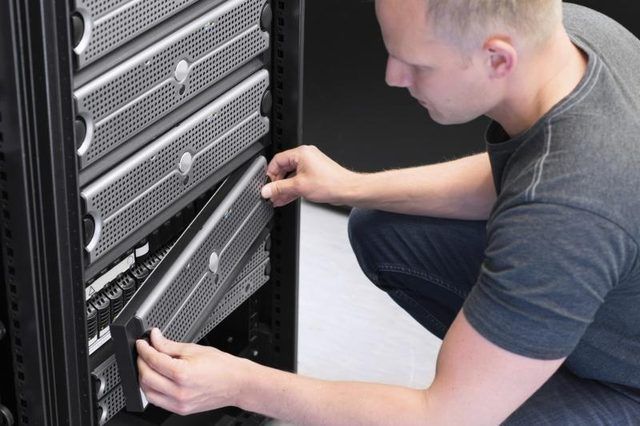Un technicien travaille sur un ordinateur central du serveur.