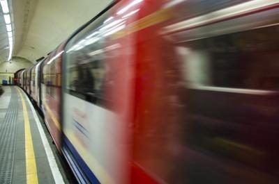 Un wagon de métro de Londres entre dans la station