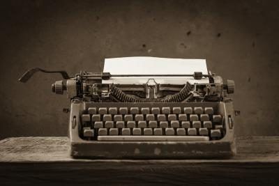 Une machine à écrire est assis sur un vieux bureau