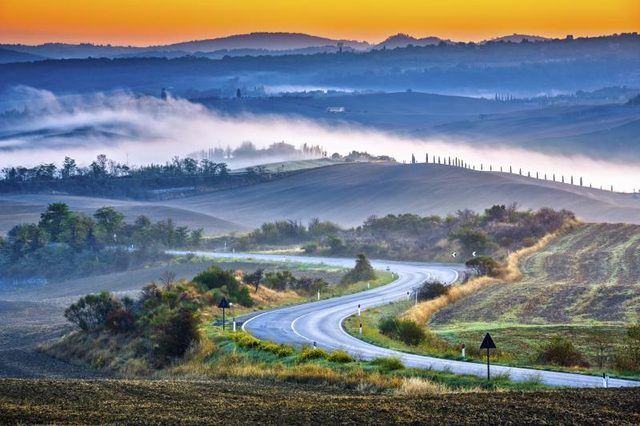 Toscane paysage brumeux au lever du soleil en Italie