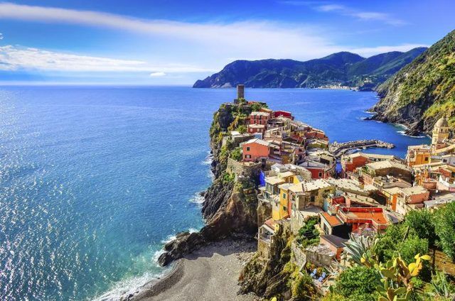 Vue sur village côtier de Vernazza sur la côte de Cinque Terre, Italie