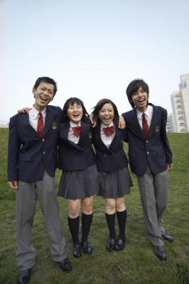 Écoliers japonais portent des uniformes associés à leur école.