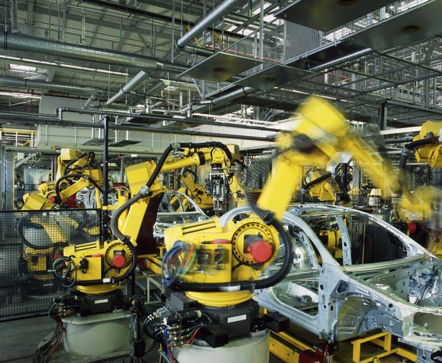 Fabrication de voitures dans une usine robots jaunes