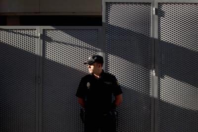 Un agent de correction monte la garde devant une porte de la prison.