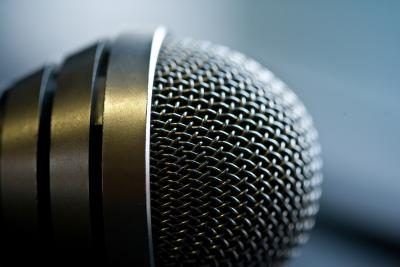 Tous les chanteurs ont besoin d'un microphone pour projeter leur voix.