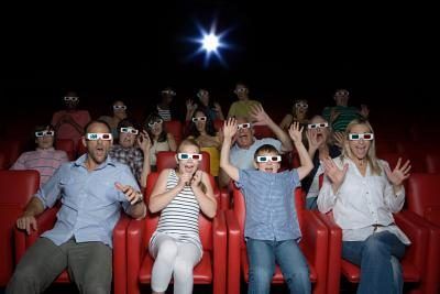 Famille regarder un film en 3D.