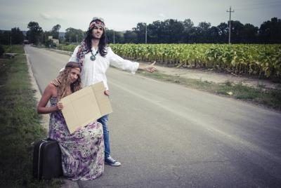 Jeune 1,960's couple hitchhiking