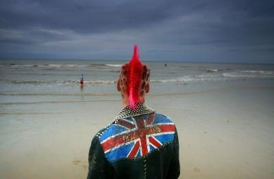Rocker punk britannique donne sur la mer