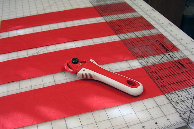Couper les bandes en utilisant un cutter rotatif et d'une règle.