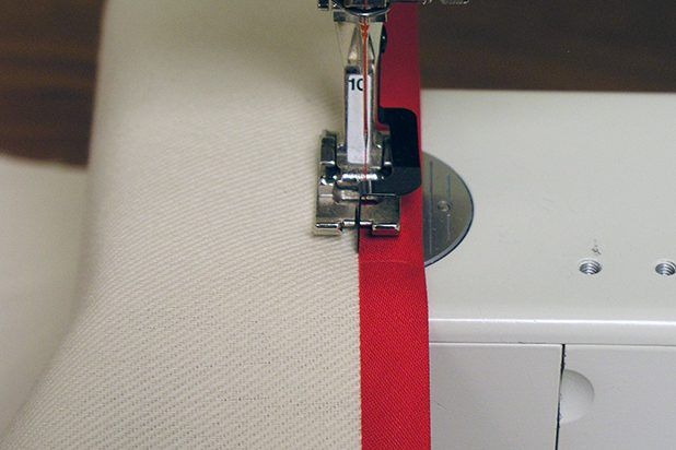 Utilisez du ruban de liaison double couture fois sur les bords de la couverture de chaise.