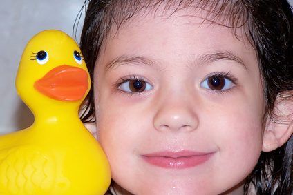 L'apprentissage peut avoir lieu au cours des activités quotidiennes comme prendre un bain.