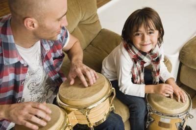 L'enseignant utilise un tambour pour créer un rythme et demande aux enfants de faire leurs pieds font ce le tambour fait.