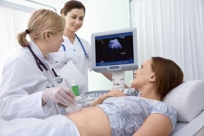 Travail et l'accouchement infirmières aider les médecins pendant les accouchements.
