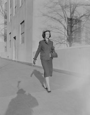La jupe crayon des années 50 était une version plus longue, plus modeste d'aujourd'hui's shorter one.