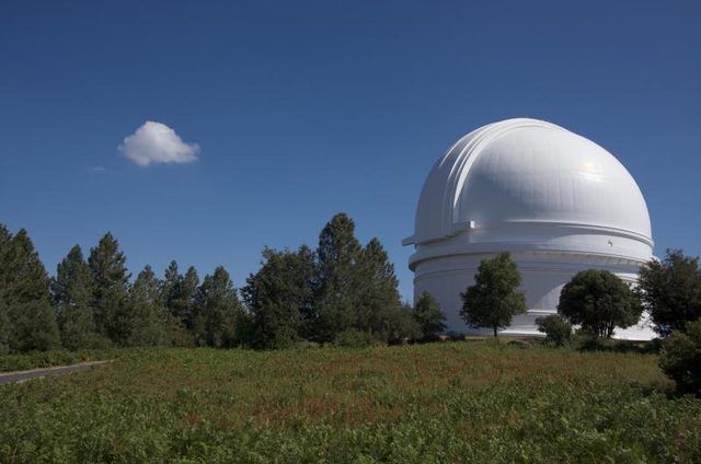 Extérieur d'un observatoire pendant la journée.