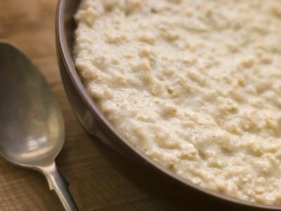 Porridge est régulièrement servi sur des casseroles communautaires à trois pattes dans les villages zoulous