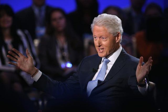 Bill Clinton en donnant la parole au podium.